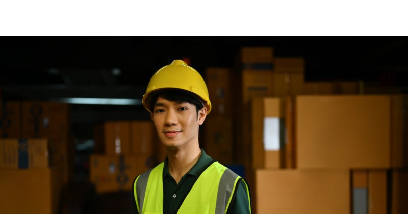 工場の組立・検査スタッフ
